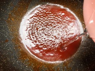 14、菠萝咕噜肉,倒入80g水烧开，加入一丢丢盐和10g白糖搅拌均匀（可以试下味道，调成自己喜欢的味道）