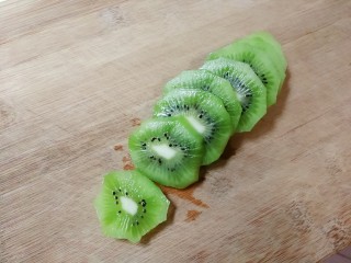 4、百变水果  酸甜猕猴桃夹黄金馒头,猕猴桃削去皮切成片