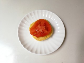 12、百变水果  酸甜猕猴桃夹黄金馒头,盘中放入馒头片，再放一片番茄