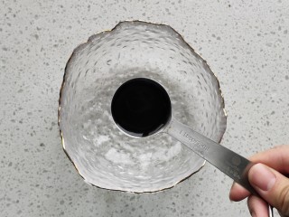 13、香辣卤鸡爪,碗中加入两勺生抽