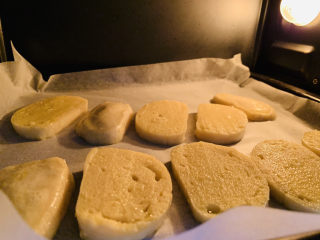 12、烤馒头片,烤箱上下火200度，中层烤10分钟