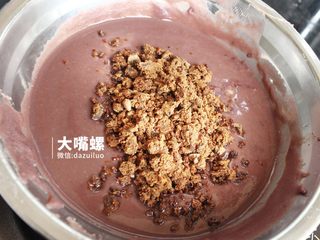 12、Q萌红糖冰皮月丨大嘴螺,将红糖加入过滤好的红豆汁中进行搅拌，红豆配红糖，营养大升级