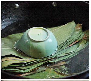 1、红豆肉粽,粽叶放入开水中烫软，捞出后用清水洗净备用