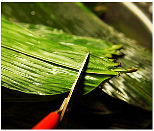 2、红豆肉粽,用剪刀将前面带径的部分剪掉