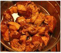 3、红豆肉粽,猪肉洗净切大丁（大小自己随意），用料酒、酱油、盐巴腌制1小时备用