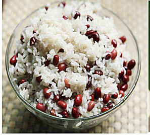 4、红豆肉粽,糯米和红豆用清水泡3-4小时后捞出洗净控干水份，加少许盐、橄榄油拌均匀