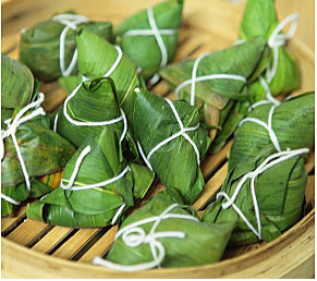 11、红豆肉粽,依次将所有红豆糯米包成三角形状