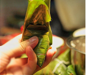 9、红豆肉粽,再反折成三角形状