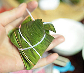 10、红豆肉粽,用棉线捆绑结实