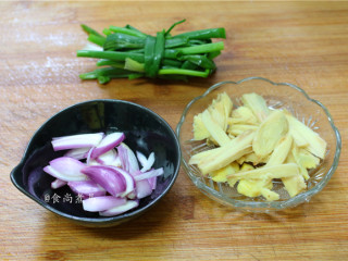 3、脆皮白切鸡,红葱头去外衣，切片，生姜去皮切片、小葱洗净绑成葱结