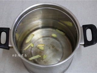 7、脆皮白切鸡,烧开半锅水，放入部分姜片