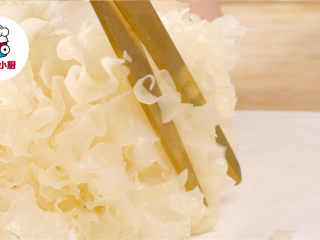 1、电饭煲银耳炖木瓜,银耳1朵，温水泡发，去掉根部，剪碎