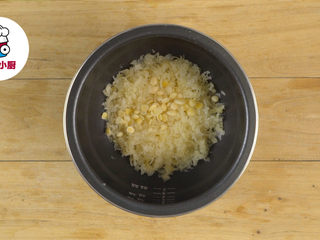 2、电饭煲银耳炖木瓜,将银耳碎倒入锅中，放入洗净的南杏仁片10g、北杏仁片5g，清水适量，盖上盖子，选择煮粥键炖煮1小时