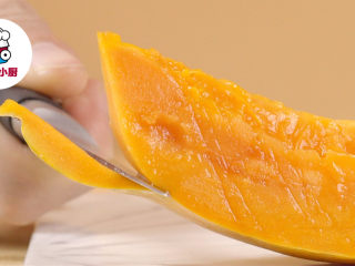 3、电饭煲银耳炖木瓜,木瓜半个，去籽切成3瓣，再去皮切小块