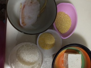 1、辅食:鳕鱼豆腐杂米粥,准备原料