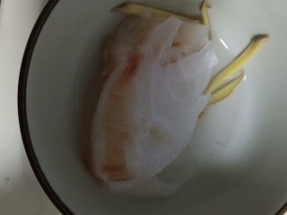 2、辅食:鳕鱼豆腐杂米粥,鳕鱼自然解冻后用姜丝水腌制去腥