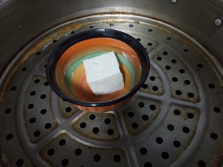 3、辅食:鳕鱼豆腐杂米粥,豆腐上蒸锅蒸熟