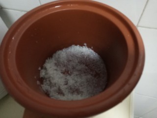 5、辅食:鳕鱼豆腐杂米粥,电砂锅内放入大米熬煮40分钟后