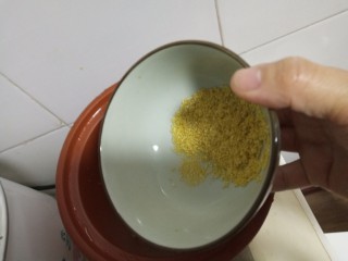 6、辅食:鳕鱼豆腐杂米粥,加入小米