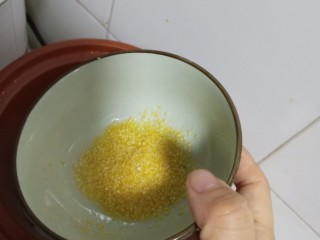 7、辅食:鳕鱼豆腐杂米粥,加入玉米碴