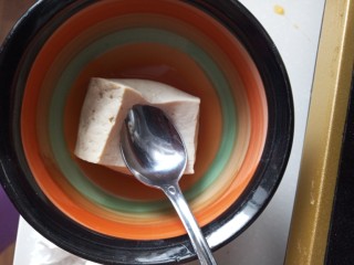 8、辅食:鳕鱼豆腐杂米粥,蒸好的豆腐压成泥