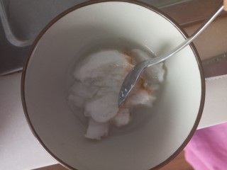 9、辅食:鳕鱼豆腐杂米粥,鳕鱼压成泥