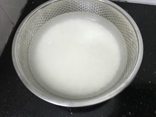 1、广式烧卖～腊味与海味的完美结合,糯米提前一晚淘米水后加水泡着