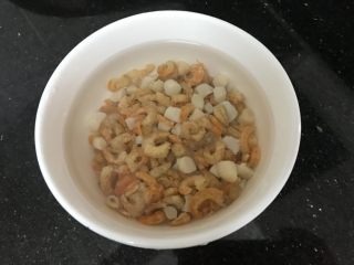 3、广式烧卖～腊味与海味的完美结合,瑶柱，虾米提前15分钟泡发