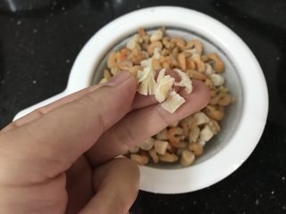 4、广式烧卖～腊味与海味的完美结合,泡好后，不喜欢太大颗粒的，用手捏一下瑶柱就碎开了