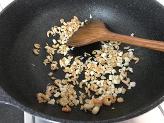 7、广式烧卖～腊味与海味的完美结合,把沥干水的瑶柱虾米倒入炒香