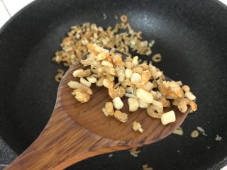 8、广式烧卖～腊味与海味的完美结合,炒至无水份，稍干硬喷发香味