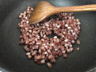 10、广式烧卖～腊味与海味的完美结合,然后腊肉直接倒入锅里炒，别放油了哟，因为腊肉会出很多油的