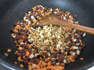 13、广式烧卖～腊味与海味的完美结合,加入炒香的瑶柱，虾米