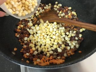 14、广式烧卖～腊味与海味的完美结合,加入玉米粒炒匀