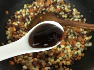 15、广式烧卖～腊味与海味的完美结合,加入2勺蚝油