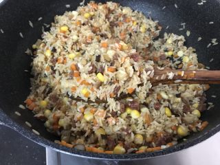 19、广式烧卖～腊味与海味的完美结合,炒2-3分钟，糯米呈半透明状