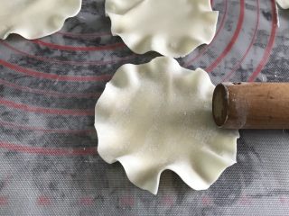 20、广式烧卖～腊味与海味的完美结合,蒸糯米饭的时候，把饺子皮边边擀薄一点点，让它自然成裙边，这样后面包起来也更好看