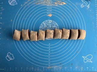 11、老北京驴打滚,切成约2.5厘米宽的小段