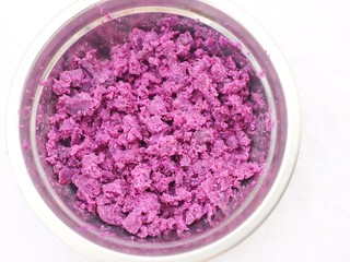 4、紫薯燕麦饼,压成泥。