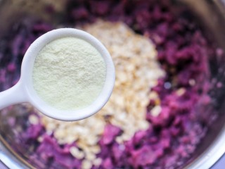 6、紫薯燕麦饼,加入澳优淳璀妈妈奶粉。