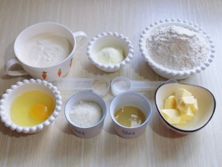 1、吃一次就会爱上它的美～可可酸奶面包,准备食材并称重。