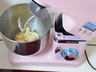 5、吃一次就会爱上它的美～可可酸奶面包,加入室温软化的黄油！