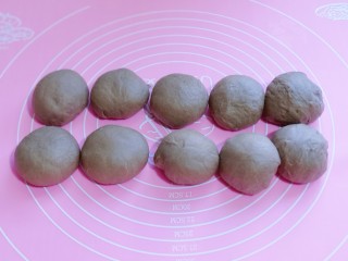 10、吃一次就会爱上它的美～可可酸奶面包,将面团取出排气，分割10等份，盖上保鲜膜醒15分钟！