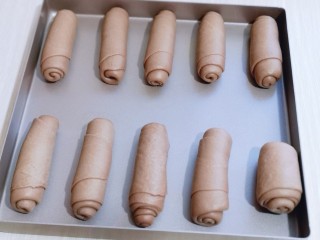 13、吃一次就会爱上它的美～可可酸奶面包,依次做好，放入烤盘中，并间隔距离，如图。（如果不是不粘烤盘，需要垫一张油纸）