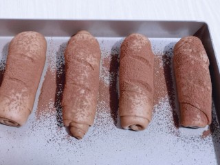 16、吃一次就会爱上它的美～可可酸奶面包,发酵好的面包胚是原来两倍大，筛上可可粉！