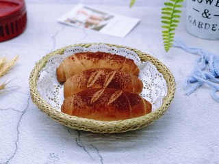 18、吃一次就会爱上它的美～可可酸奶面包,烤好后戴上隔热手套取出，晾凉即可食用！一口气吃了三个！好吃极了！