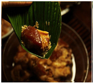 7、瑶柱酱肉粽,将腌制好的一块猪肉放入