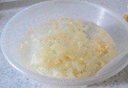 1、银耳雪梨红果羹 ,银耳用清水泡发。泡开后撕成小朵