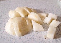 3、银耳雪梨红果羹 ,雪梨去皮 去核切成小块