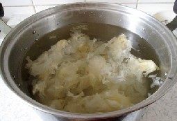 4、银耳雪梨红果羹 ,锅中加入冷水，放入泡发的银耳